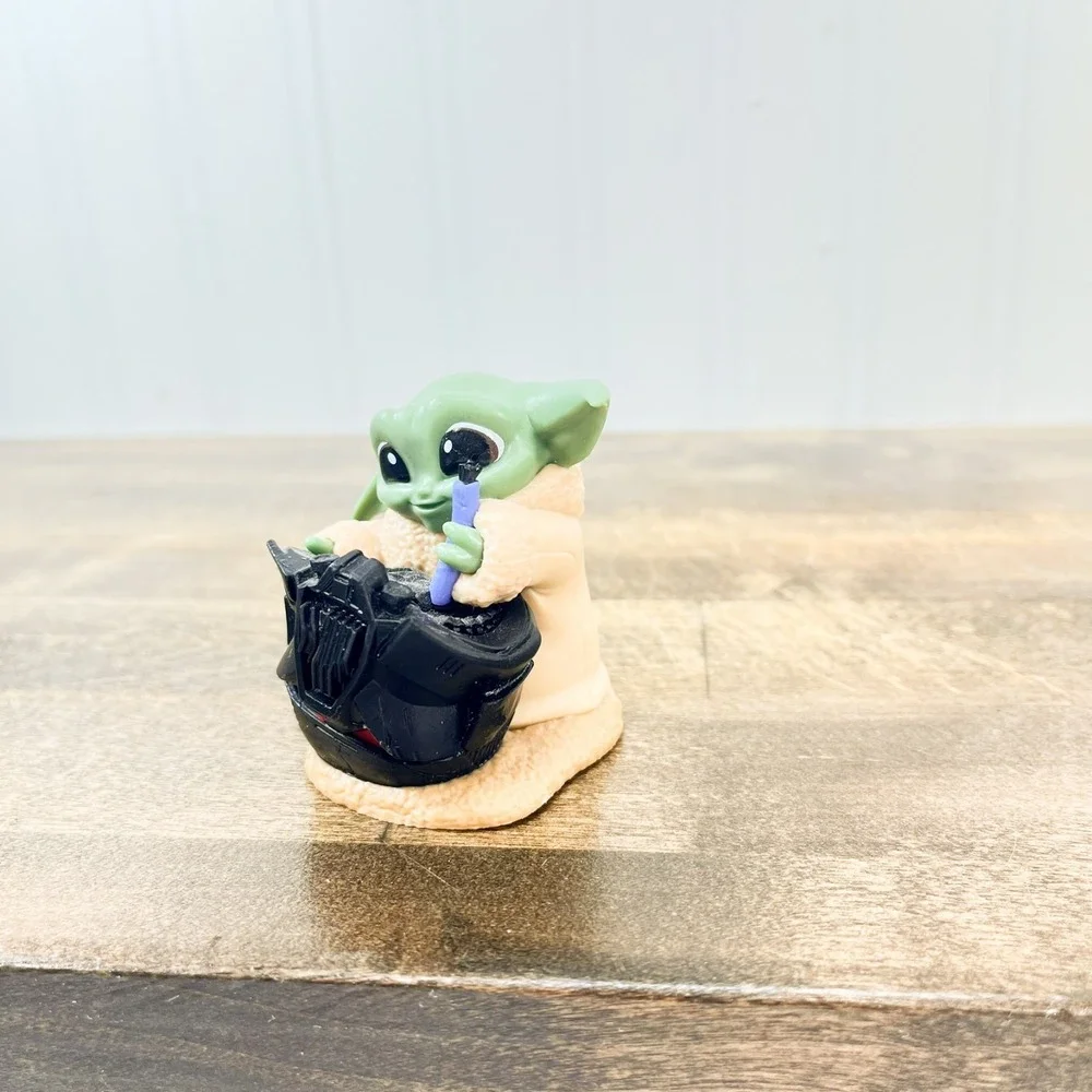 Star Wars The Bounty Collection Series‎ 5 Grogu in Helmet Hijinks Pose 2.25